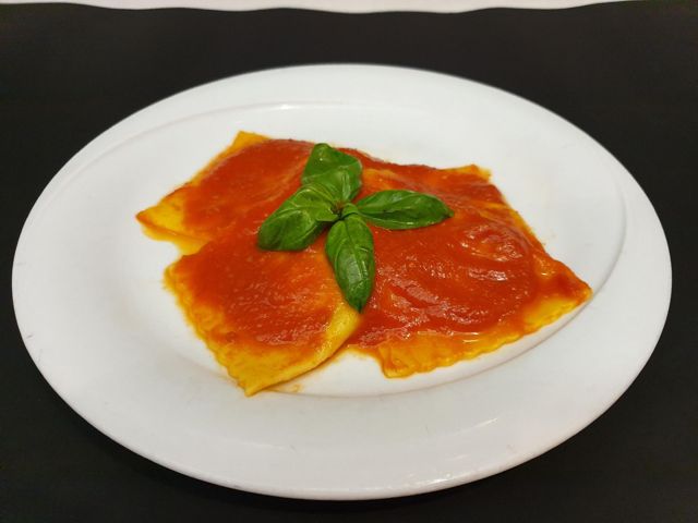 Culurgiones sardi al pomodoro e basilico, vicino al Colosseo