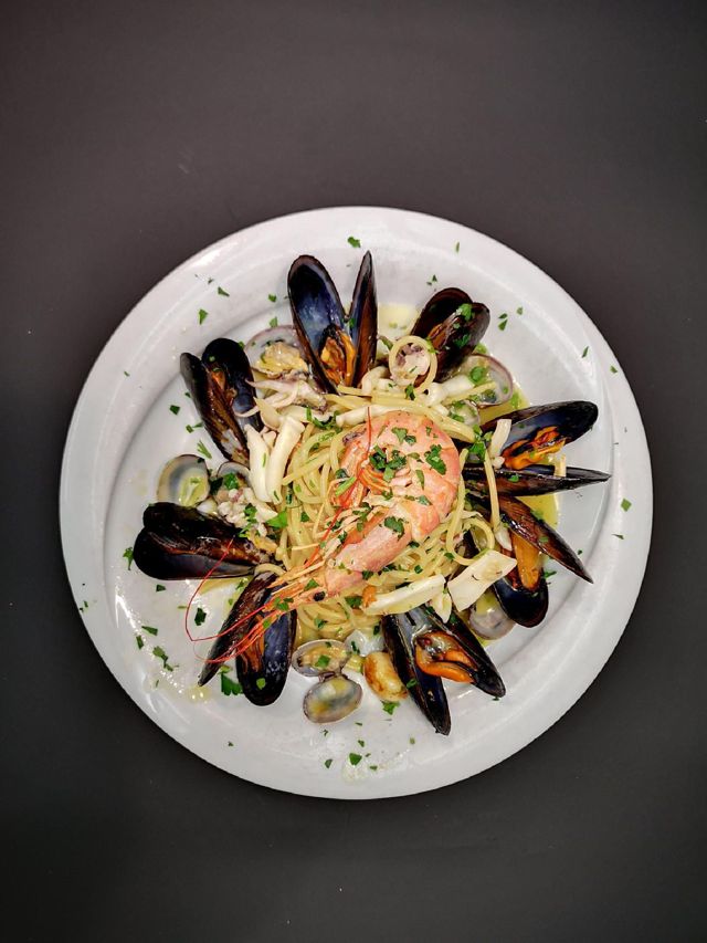 Spaghetti con cozze e frutti di mare, vicino al Colosseo