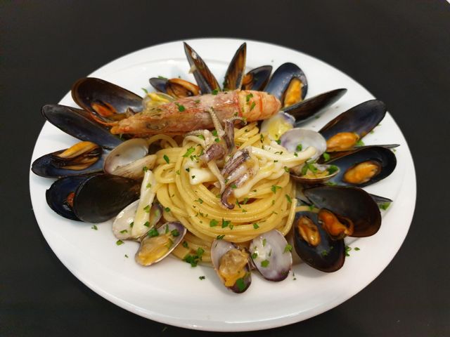 Spaghetti ai frutti di mare con cozze, vongole e scampo, vicino al Colosseo