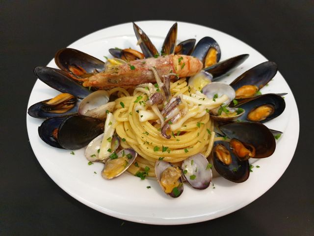 Spaghetti ai frutti di mare, piatto di mare della casa, vicino al Colosseo