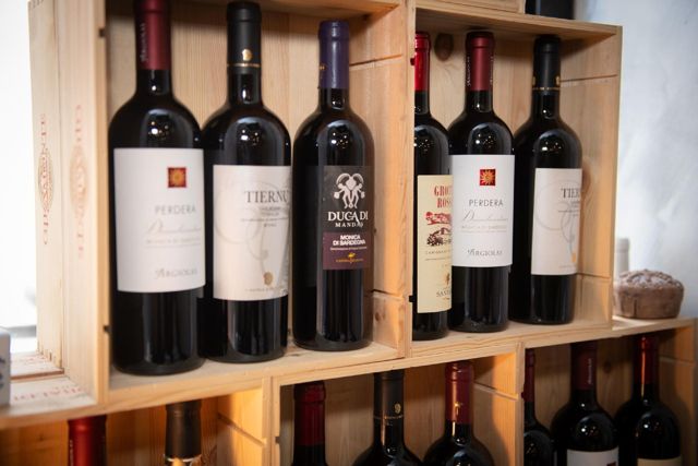 Bottiglie di vino sardo nelle cassette di legno, vicino al Colosseo