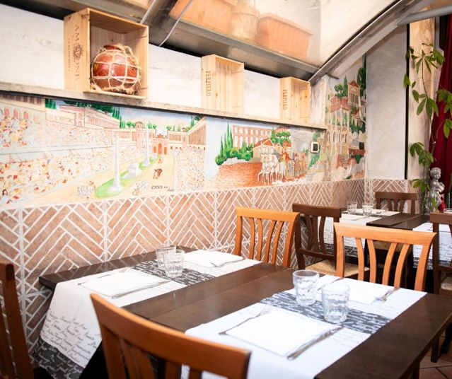 Sala con tavoli apparecchiati e affresco di Roma, vicino al Colosseo