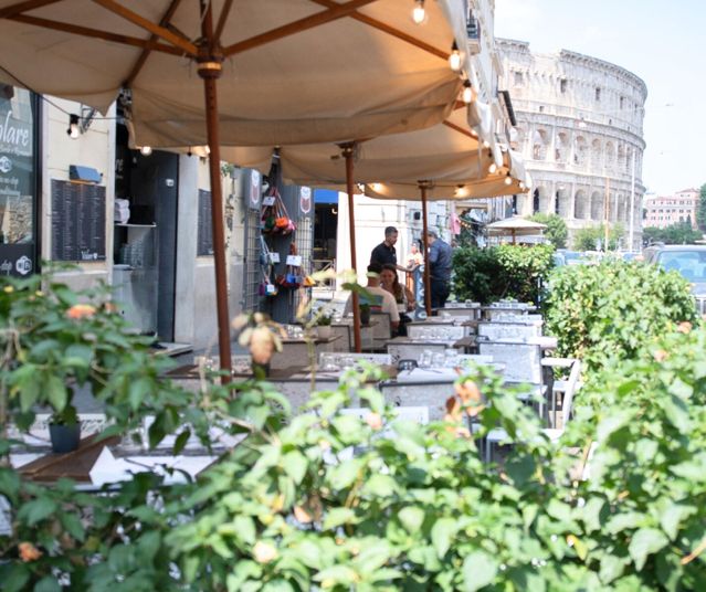 Dehors con ombrelloni e vista sul Colosseo, vicino al Colosseo