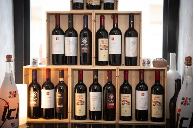 Parete di vini sardi nelle cassette di legno, vicino al Colosseo