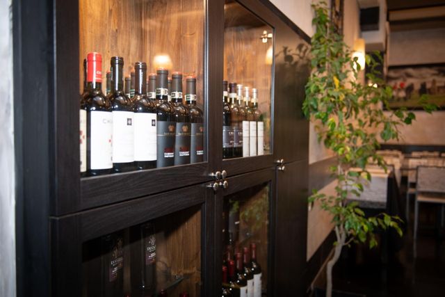 Vetrina dei vini all’ingresso del ristorante, vicino al Colosseo