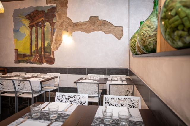 Sala con affresco di rovine romane, vicino al Colosseo