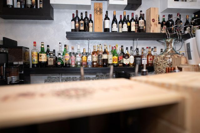 Bancone bar con liquori e distillati, vicino al Colosseo