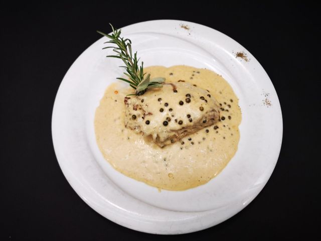 Piatto della casa con crema di formaggio, pepe e rosmarino, vicino al Colosseo
