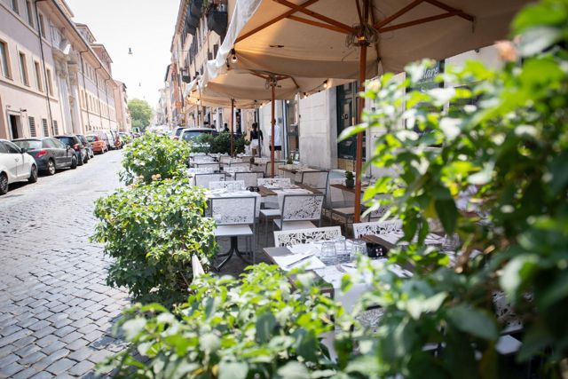 Tavoli all’aperto sulla strada di San Giovanni in Laterano, vicino al Colosseo