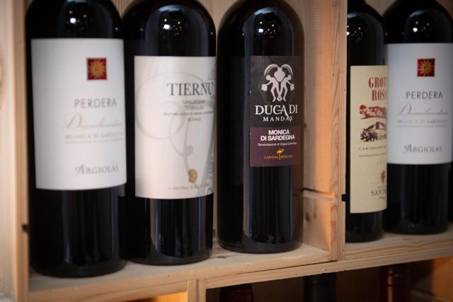 Bottiglie di vino rosso sardo, vicino al Colosseo