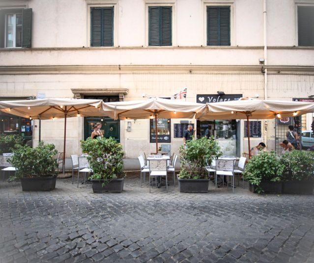 Facciata del ristorante con il dehors, vicino al Colosseo