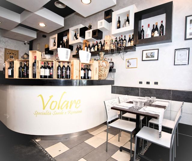 Bancone con il logo Volare e i vini esposti, vicino al Colosseo