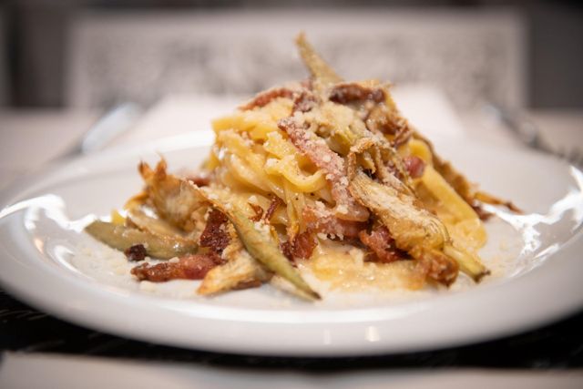 Fettuccine con carciofi e guanciale, vicino al Colosseo