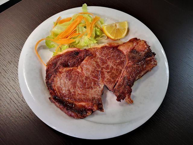 Bistecca alla griglia con insalata e limone, vicino al Colosseo