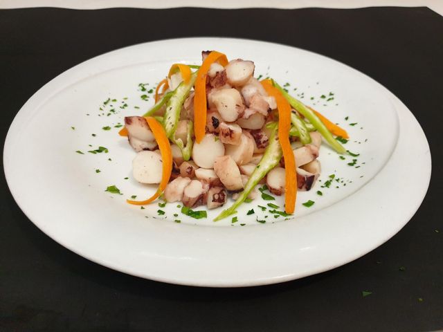 Insalata di polpo con verdure croccanti, vicino al Colosseo